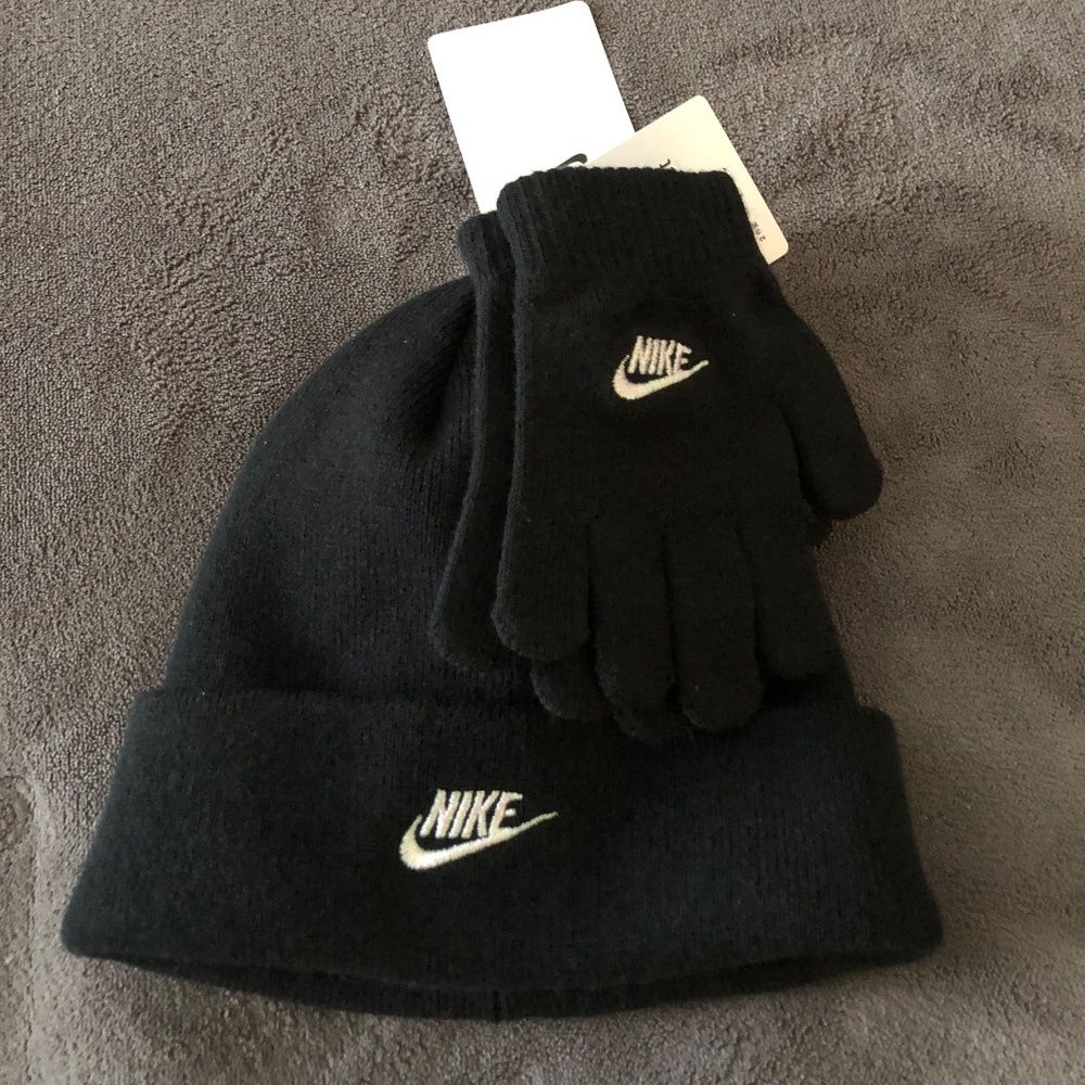 Nike Hat and gloves for a girl